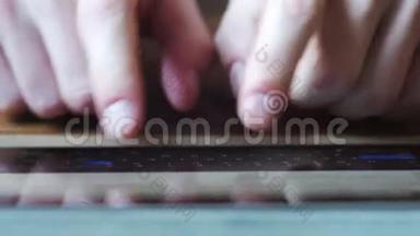 男子`木制桌上虚拟键盘桌上的手型文本
